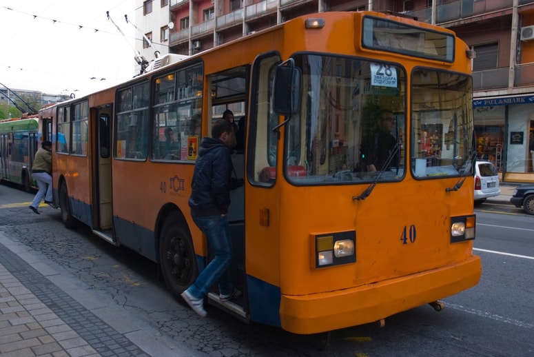 Avtobus je v lasti zasebnega podjetja.