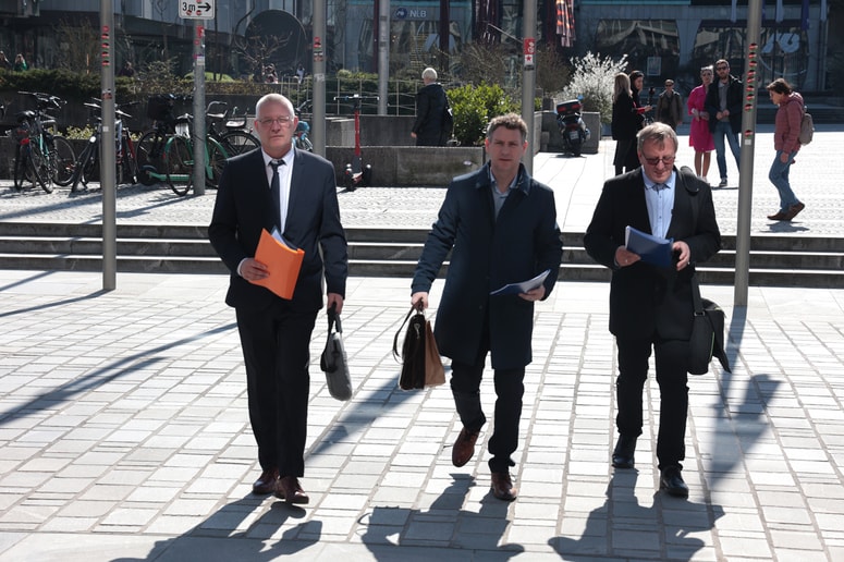 Župani treh občin bodo: "Peticijo bomo vložili na komisijo DZ za peticije, človekove pravice in enake možnosti, predali pa jo bodo tudi notranjemu ministrstvu Boštjanu Poklukarju."