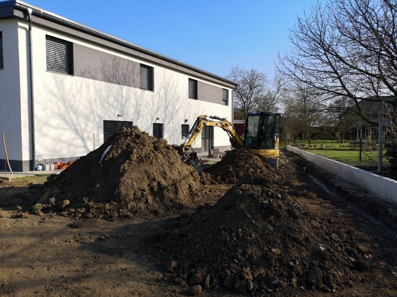 V nakup doma, novo zgrajeno hišo na ključ, so vložili svoje prihranke, najeli kredit, zdaj pa živijo na gradbišču. 