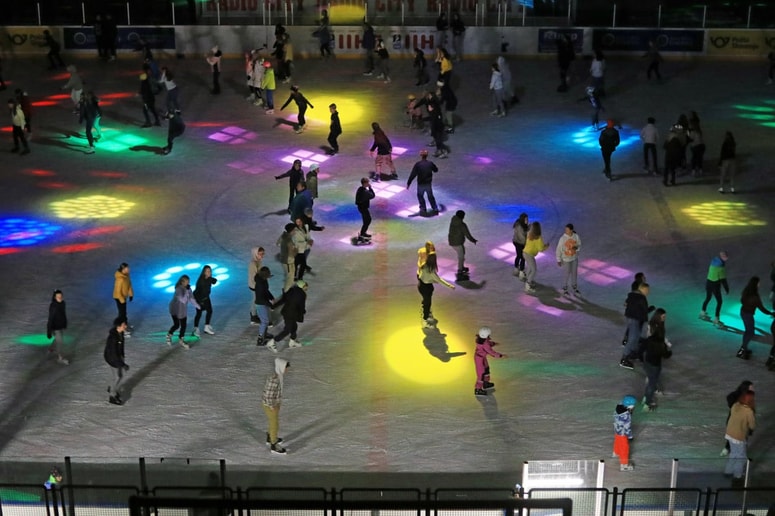 Disko drsanje v dobri družbi je še posebej zabavno. 