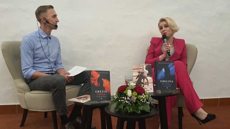 Gostja otvoritve je bila Urška Klakočar Zupančič. Pogovarjala se je z Gregorjem Korošcem, ki zdaj vodi bralno značko za odrasle. 