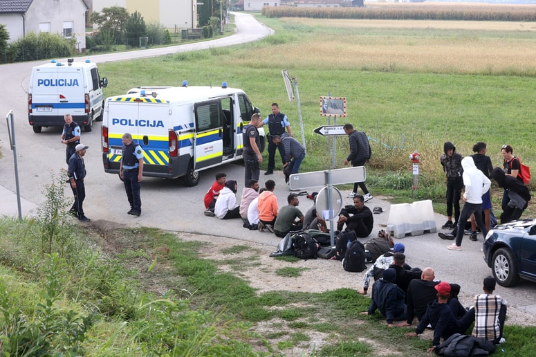 Cilj države je, da migrante prestreže čim bliže meji, pravi predsednik vlade Robert Golob.
