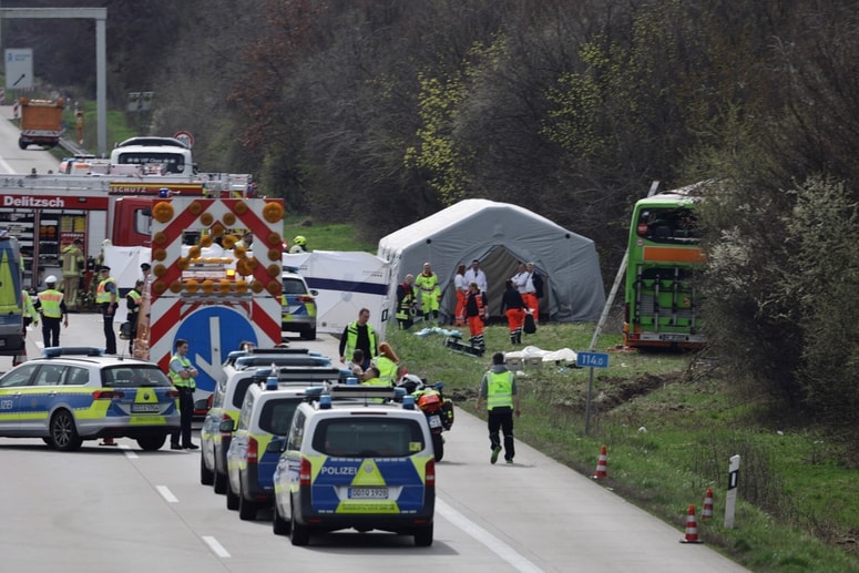 Glavna fotografija članka:(FOTO) V nesreči avtobusa blizu Leipziga več smrtnih žrtev