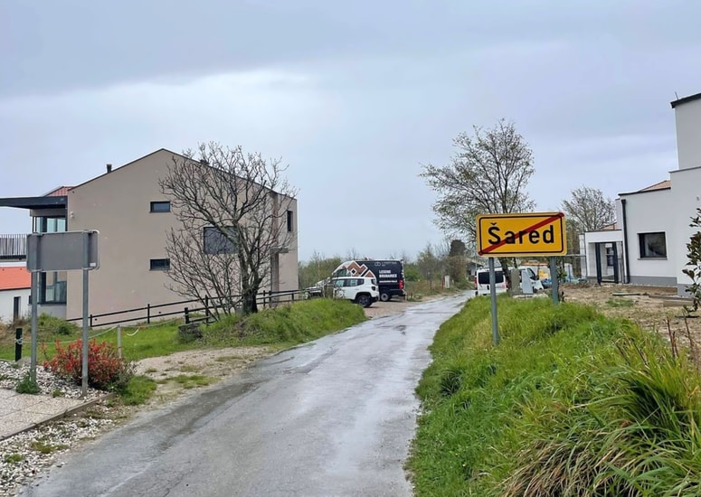 Zamaskirana neznanca sta moškega oropala v okolici Šareda, v precej odmaknjenem delu zaselka.