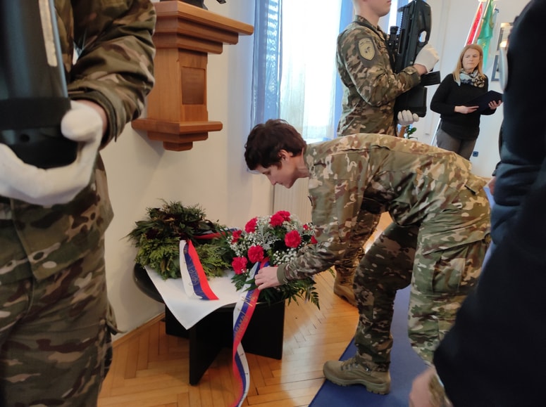 K doprsnemu kipu Rudolfa Maistra so položili tudi venec. 