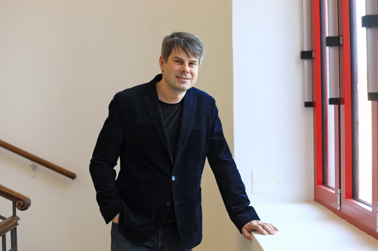 Dr. Igor Sapač: "Celovita prenova je lahko samo izjema - če je neka stavba res v tako slabem stanju, da je vanjo smiselno vložiti milijone. Vendar to pripelje s sabo tudi uničevanje stavbne substance - in tega se zelo bojijo. Pri nas pa je to postalo samoumevno."