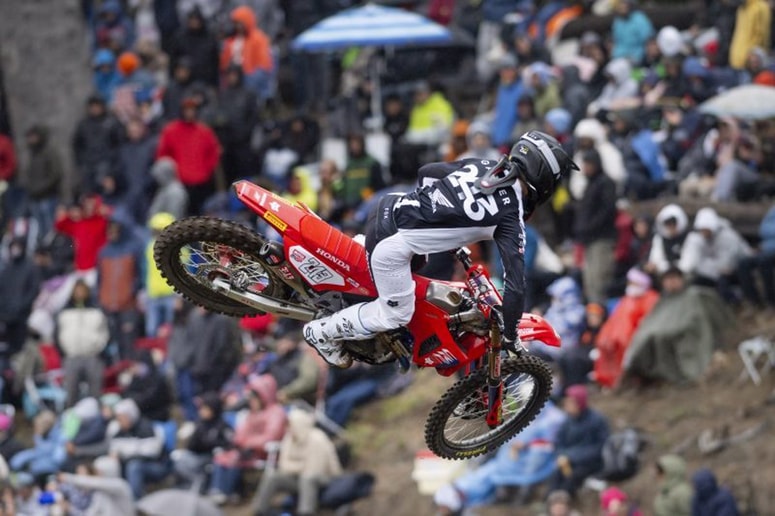 Gajser ima le še 24 točk prednosti pred Pradom, kar lahko izgubi že v eni vožnji. 