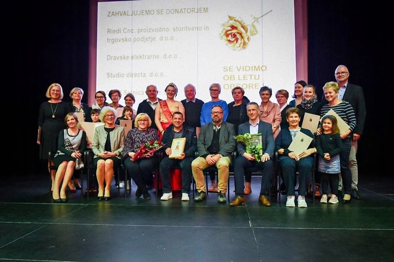 Vsi nagrajenci s podeljevalci, organizatorji akcije 