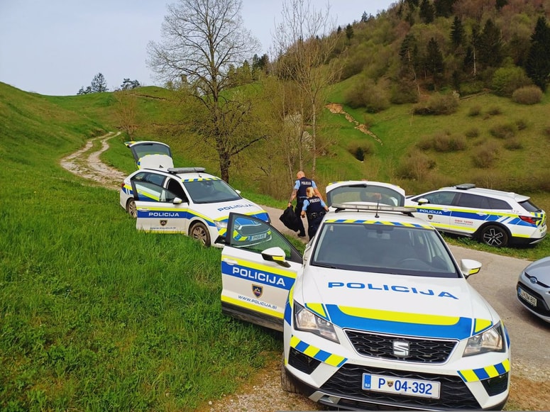V zvezi z ubojem so policisti že včeraj odvzeli prostost eni osebi.  