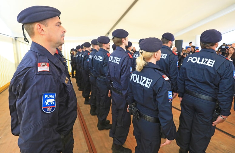 Avstrija je nadzor na meji s Slovenijo in Madžarsko uvedla že leta 2015 na vrhuncu begunske krize. Od takrat ga na vsakih šest mesecev podaljšuje. Zadnje podaljšanje je v veljavi od 12. novembra lani.