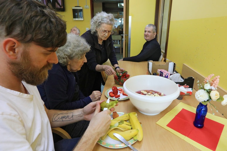 Ustrezna prehrana in gibalna aktivnost bistveno prispevata k ohranjanju zdravja.