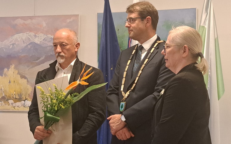 Robi Jamnik, nagrajenec občine Ravne, župan Tomaž Rožen, v imenu komisije Urška Vezonik, svetnica 