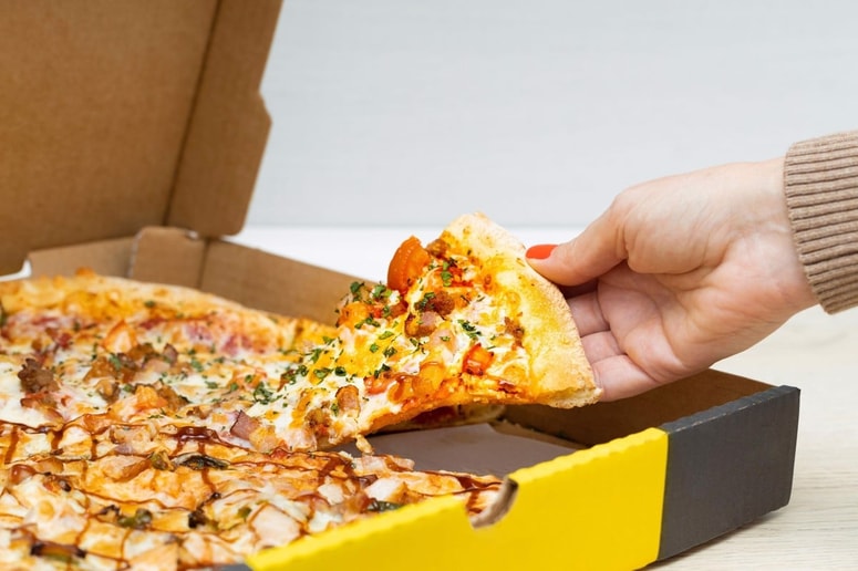 Z roko ali s priborom? Večina sledilcev priljubljene bontonologinje s prsti ne bi šarila po pici. 