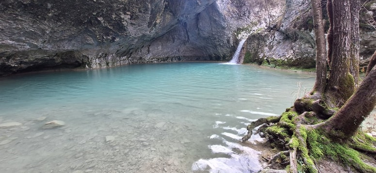 Slap Mala peč v lepi kotanji, kjer lahko tudi postanemo. 