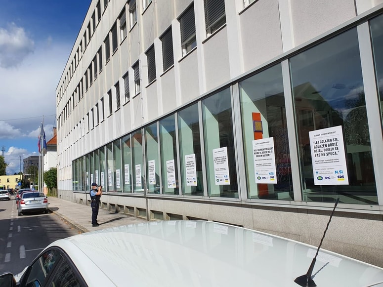 Plakati na ministrstvu za kulturo