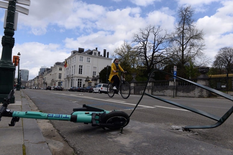 Med svojim begom je prevozil številne ulice, trčil v več parkiranih vozil in neposredno ogrozil mimoidoče pešce. Fotografija je simbolična. 