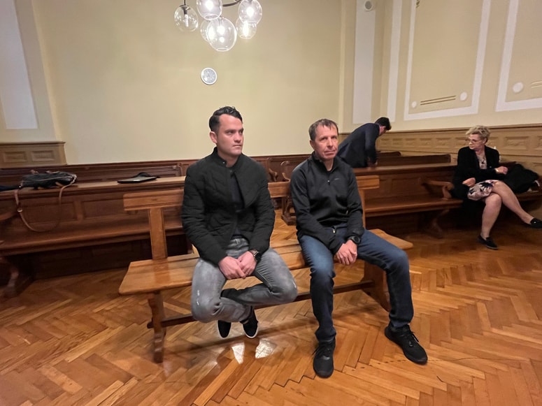 Boris Špes in Igor Šalamun sta po priznanju sodišče zapustila, zato nista na lastna ušesa slišala, kako je o kazni zanju presodil sodnik. 