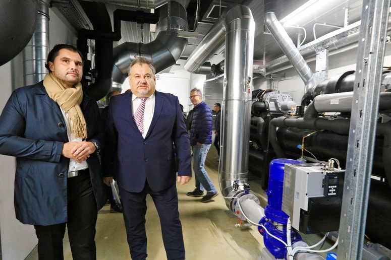 Visokotemperaturna toplotna črpalka, za katero je Energetika Maribor prejela prestižno nagrado za učinkovito proizvodnjo energije, je umeščena v kletne prostore Kopališča Pristan