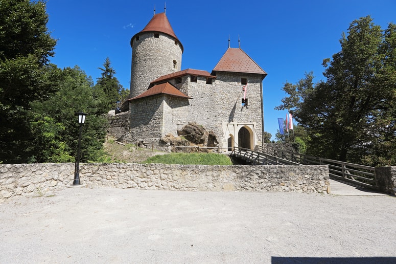 Rodbina, ki je izvirala iz Žovneka, je že v 12. stoletju poleg Žovneka imela v lasti še gradove Šenek, ki je stal nekoliko nad Žovnekom, Libenštajn pri Preboldu in Ojstrico pri Taboru.