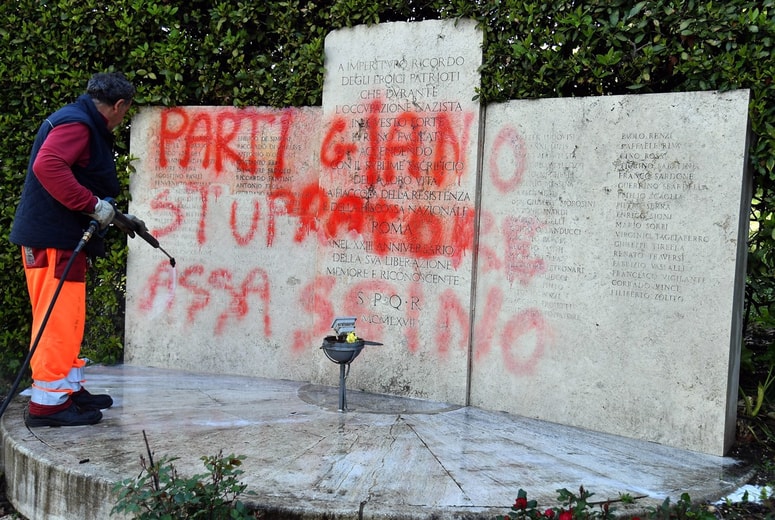 Na spominski plošči pri Rimu so tudi imena devetih slovenskih partizanov.