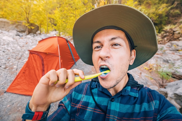 Glavna fotografija članka:Za popolno ustno nego na poti