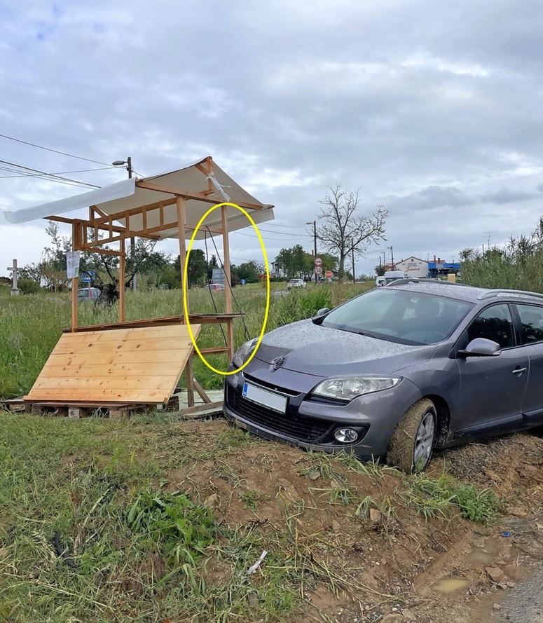 Avto je priklenjen na stojnico ali obratno. 