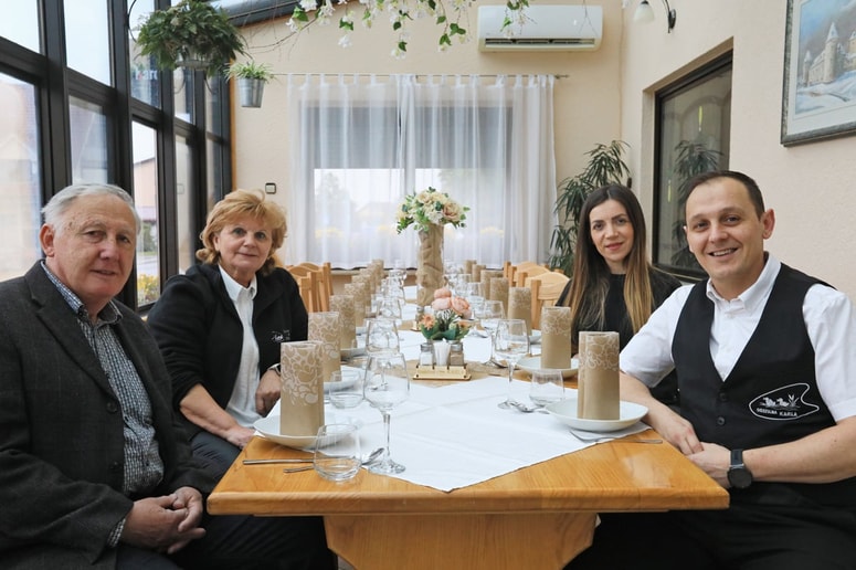 Družinsko delo in trud. Oče Iztok, mama Ivanka in sin Davor Bračič, ki prevzema gostilno, in Ivana Bračič, medtem ko njen mož Renato kuha