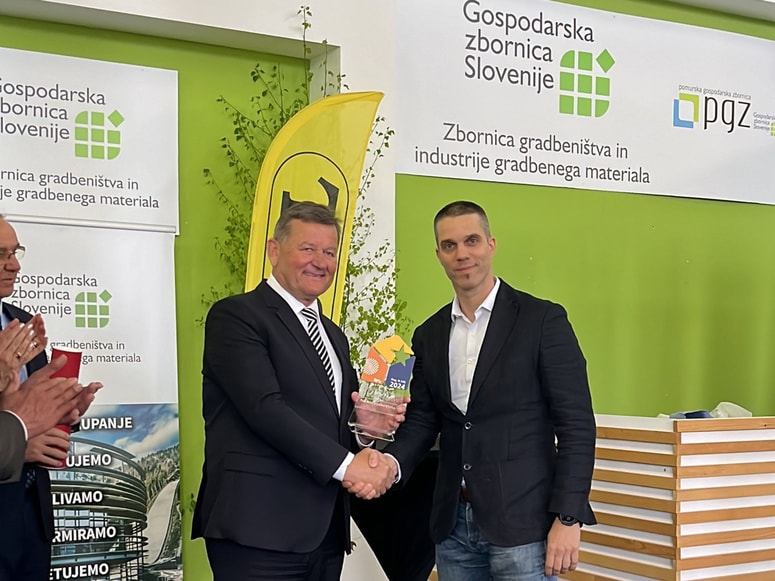 Aleksander Jevšek z Ministrstva za kohezijo in regionalni razvoj predaja nagrado Juretu Premlču iz Kronoterma