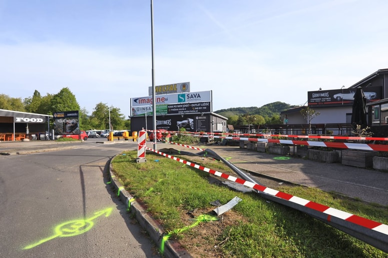 Nič hudega sluteč je 23-letnik po pločniku stopal proti mestu, kjer bi ga moralo z avtom pobrati dekle, a mu je pijani voznik prekrižal načrte. 