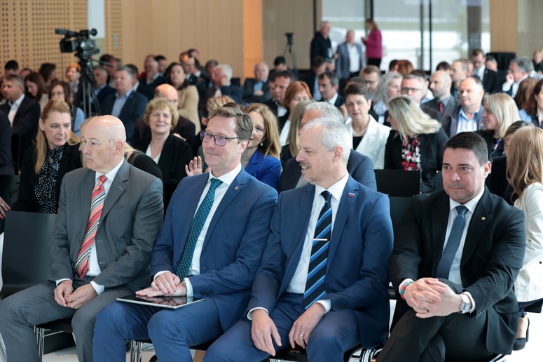 Ob 30. obletnici lokalne samouprave aprila letos je k višjim plačam županov pozvala tudi predsednica republike Nataša Pirc Musar. 