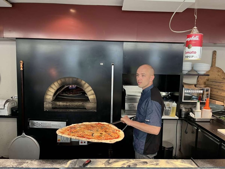 Mojstri picopeki pečejo resnično tanke pice. 