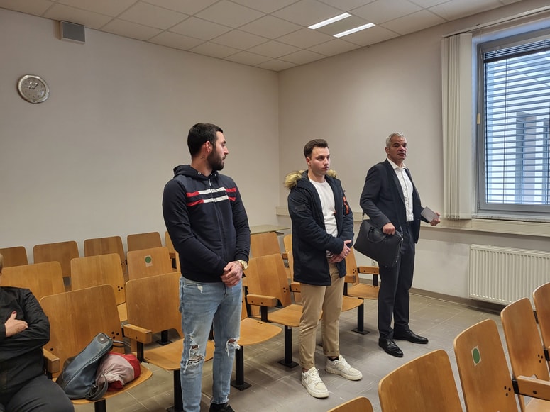 Mariborski župan Saša Arsenovič na slovenjegraškem sodišču ob obeh, ki sta bila že obsojena zaradi zaradi nastavitve eksplozivne naprave na njegov lokal marca 2019. 