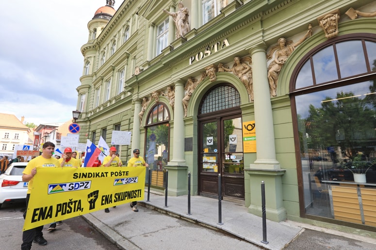 Cegnarjevo poslovodstvo se je do polovice mandata soočilo že s štirimi napovedmi stavk in dvema protestnima shodoma poštarjev. 