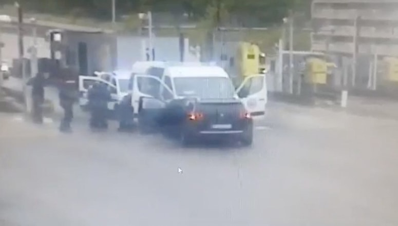 Posnetek nadzorne kamere, ki prikazuje zasedo na policijski kombi.