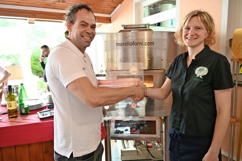 Zmagovalcu Juretu Krištofu je prva čestitala gostiteljica Tadeja Logar.