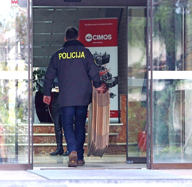 Kriminalisti so hišne preiskave v Cimosu in na nekaterih drugih naslovih opravljali novembra 2013, po tem ko je anonimni pisec opozoril na goljufiv posel. 