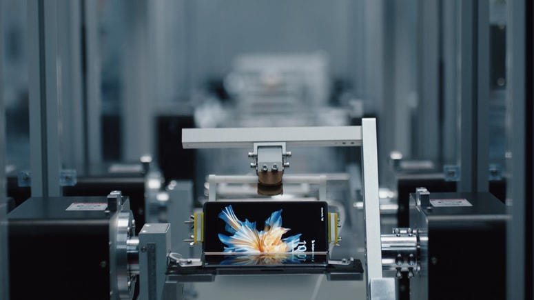 V laboratoriju za zanesljivost testirajo med drugim vzdržljivost tečaja pri pregibnih mobilnikih. 