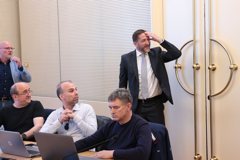 Ljubljana. Nadaljevanje pogajanj o prenovi plačnega sistema v javnem sektorju in odpravi nesorazmerij v osnovnih plačah. Pogajanja. Javni sektor. klemen Boštjančič, Franc Props, Branimir Štrukelj, Frančišek Verk, Irena Ilešič Čujovič 