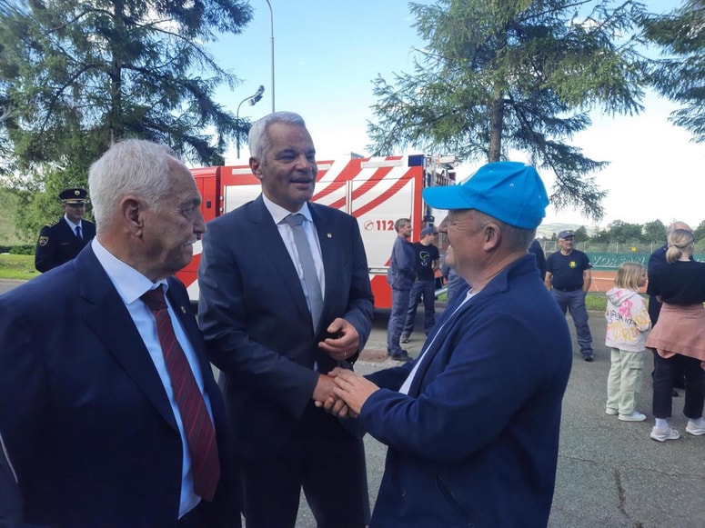 Rudolf Moge (levo) in Saša Arsenovič v pogovoru z obiskovalcem proslave.