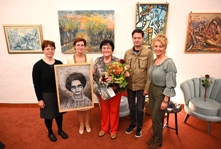 V ptujski knjižnici hranijo knjižno zapuščino dr. Štefke Cobelj, zato so bili geste Cecilije Bernjak, da jim podari svojo sliko, portret te pronicljive etnologinje, veseli. Od leve: Darja Plajnšek, Milena Doberšek, direktorica, Cecilija Bernjak, dr. David Bedrač in Liljana Vogrinec 