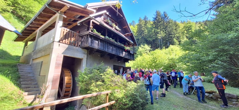 Pri Virtičevem mlinu člani TD Selnica ob Dravi poskrbijo za okrepčilo. 