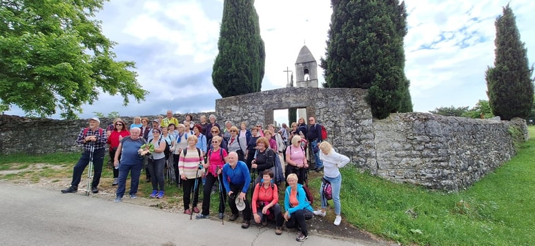 Skupinska fotografija udeležencev ekskurzije pred pokopališčem pri cerkvi svetega Kvirika 