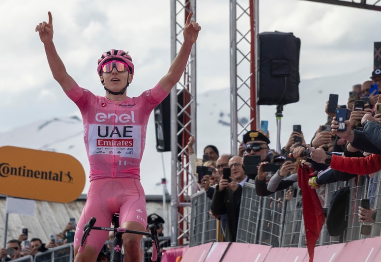 Pogačar si je pred zadnjim tednom italijanske pentlje že nabral rekordno prednost.