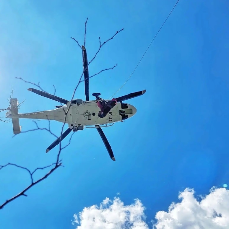 Ko se je vreme izboljšalo, se je v iskalno akcijo lahko vključila posadka policijskega helikopterja. 