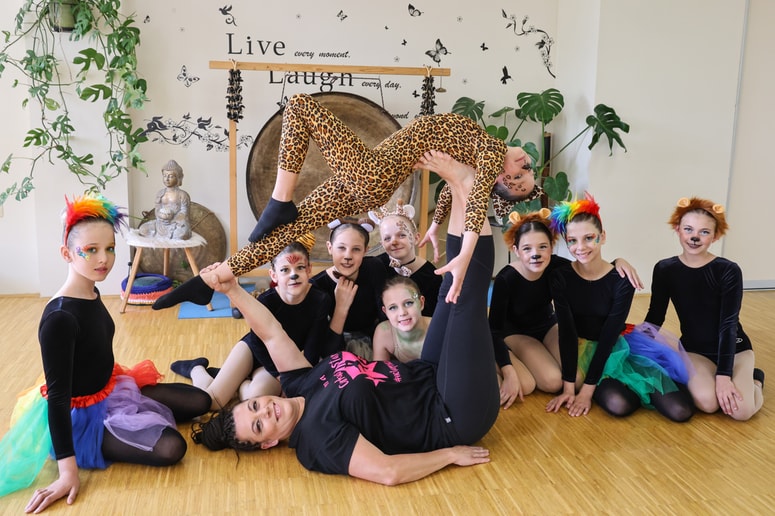 Larisa Levac in njene cirkuške artistke iz šole za cirkuške spretnosti Cirkus Star iz Kopra vabijo prihodnjo soboto dopoldne na otroško cirkuško predstavo Džangala v Gledališče Koper. 