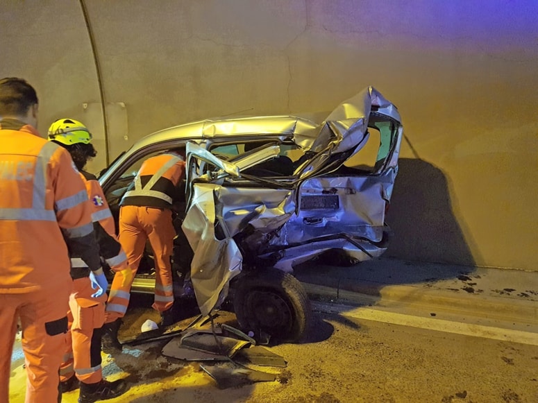 Peuget partner je po trku zmečkalo skoraj do prednjih sedežev. 