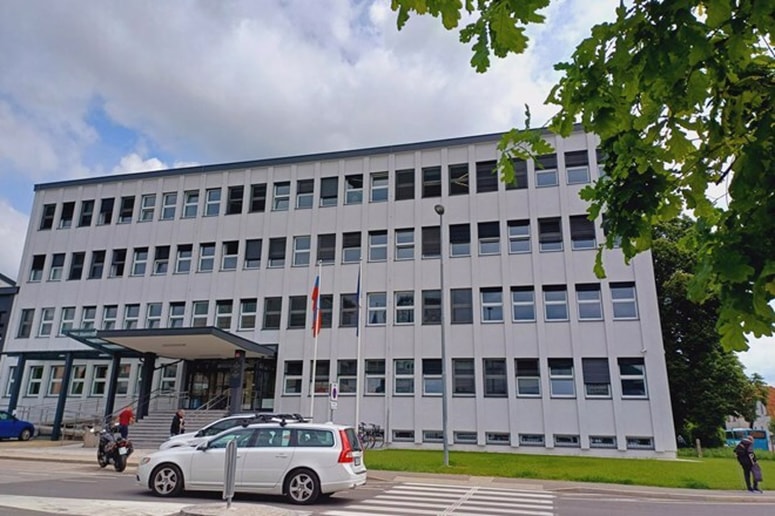 Obtoženega Bajrektarevića zaradi kadrovskih težav niso mogli pripeljati na kranjsko sodišče. 