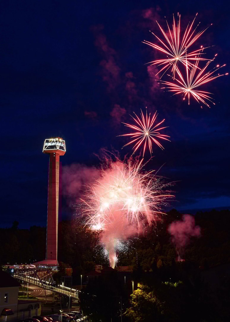Otvoritev stolpa Kristal so pospremili z ognjemetom. 