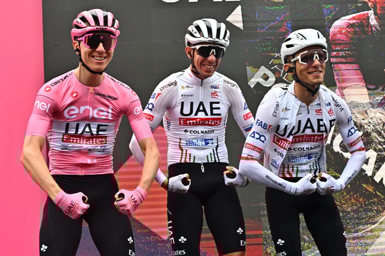 Novak (v sredini) ob Pogačarju in Rafalu Majki