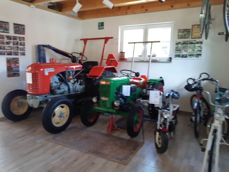 Traktorja bi še lahko delala na polju. 